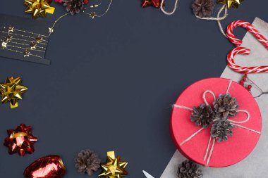 Siyah arka planda kırmızı yuvarlak hediye kutusu, yeni yıl ve Noel hediye paketi, kopyalama alanı