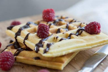 Ahşap bir Tahta üzerinde çikolata ve çilek ile iki Viyana waffle