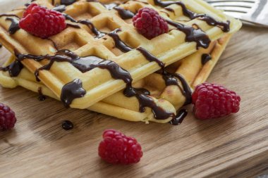 Ahşap bir Tahta üzerinde çikolata ve çilek ile iki Viyana waffle