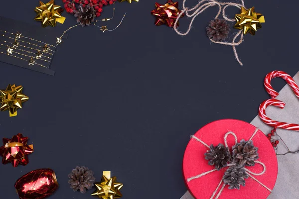 Červená kruhová dárková krabice na černém pozadí, Nový rok a Vánoce g — Stock fotografie