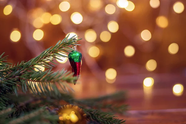 Boom takken, kegels, bokeh lichten, kaarsen, kerstballen. Voorbereiding van het nieuwe jaar — Stockfoto