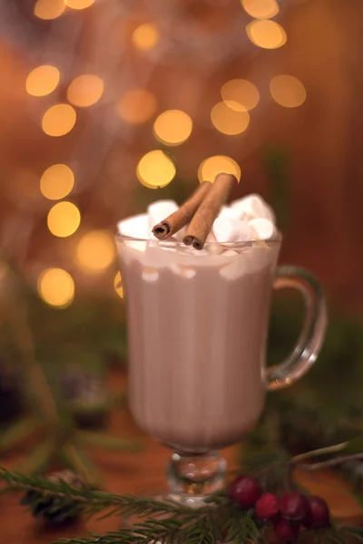 Bebida de cacao en un vaso con malvavisco en el fondo de luces bokeh, bebida caliente de Navidad — Foto de Stock