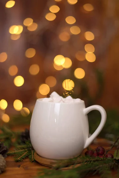 Какао напиток в белой чашке с зефиром на фоне боке огни, горячий рождественский напиток — стоковое фото