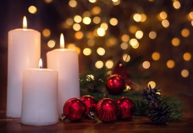 Ağaç dalları, koniler, lambalar, mumlar, Noel baloları. Yeni yıla hazırlık