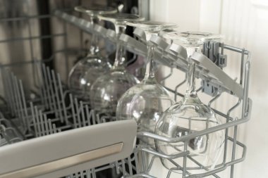 Şarap kadehleri bulaşık makinesinde ritmik olarak dizilmiştir..