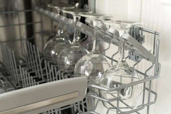Келихи вина ритмічно складені в посудомийній машині . — стокове фото