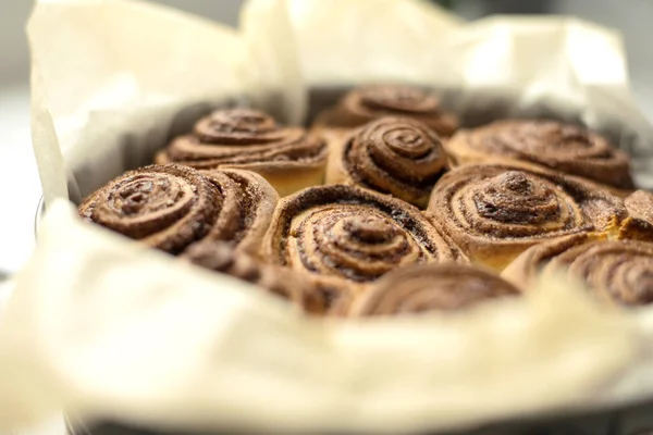 Fresh rolls Cinnabon, Cinnamon rolls in the form. Flavorful pastries — Stock Photo, Image