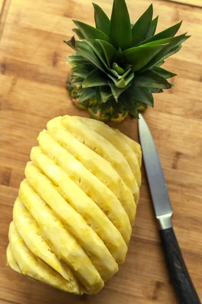 完全に皮をむいたパイナップルを熟す,木製の背景に. — ストック写真