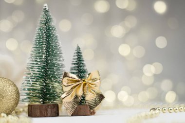 Dekoratif Noel ağaçları süslenmiş ve yeni yıl için hediyeler bokeh arka planda, yeni yıl havası 2021