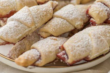 Tarif çizimlerinde kullanılmak üzere reçelli hazır kokulu kurabiyeler..