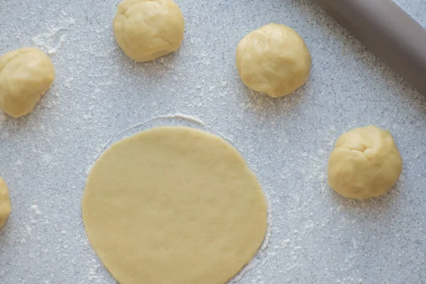 Instruções passo a passo para fazer biscoitos de bagel para uso em ilustrações de receitas. Bolas de massa, espaços em branco. passo 2 — Fotografia de Stock