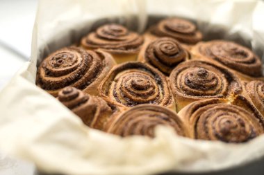 Taze tarçınlı çörekler, tarçınlı çörekler. Lezzetli hamur işleri