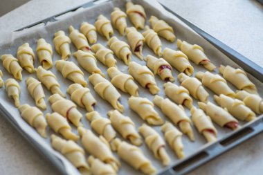 Adım adım çörekler için reçelli kruvasan hazırlama talimatları. Dördüncü adım makro