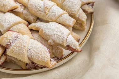 Tarif çizimlerinde kullanılmak üzere reçelli hazır kokulu kurabiyeler..