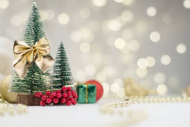 Dekoratif Noel ağaçları süslenmiş ve yeni yıl için hediyeler bokeh arka planda, yeni yıl havası 2021