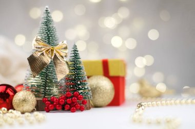 Yılbaşı hazırlıkları, süslü Noel ağaçları ve hediye kutuları. Bokeh 'in arka planında altın Noel topları