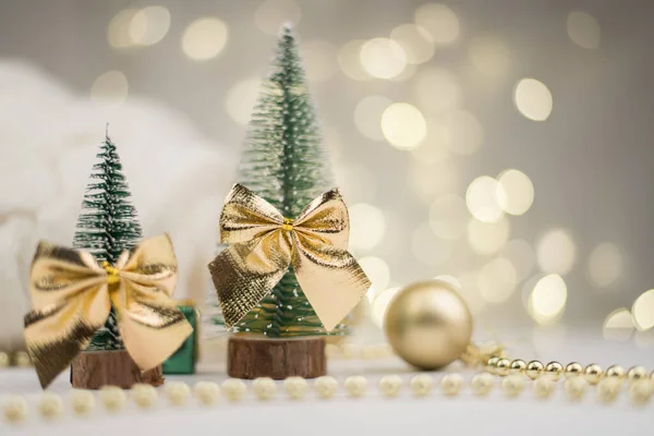 Dos pequeños árboles de Navidad decorados y regalos para el nuevo año en el fondo bokeh, el estado de ánimo de año nuevo 2021 — Foto de Stock