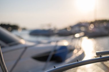 Yat limanında yelkenli tekneler ve yatlar. gün batımı arkaplanı