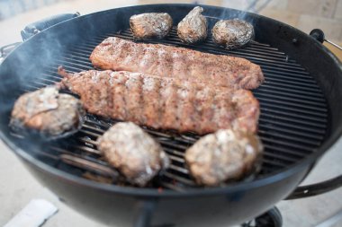 Kızarmış domuz pirzolası, çıtır çıtır.