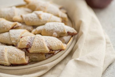 Tarif çizimlerinde kullanılmak üzere reçelli hazır kurabiye simitleri.