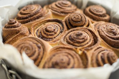 Taze rulo ve tarçın şeklinde. Lezzetli hamur işleri.