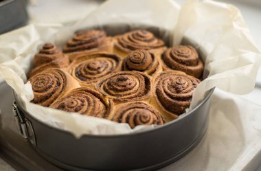 Taze rulo ve tarçın şeklinde. Lezzetli hamur işleri.