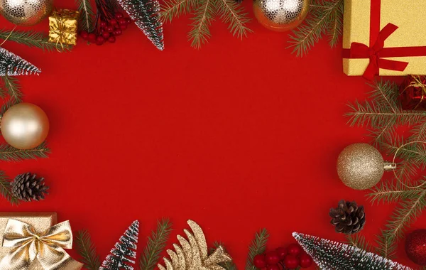 Marco de decoraciones navideñas sobre fondo rojo.Plano, CopySpace — Foto de Stock