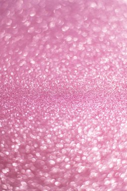 Pembe parlak bir arka planda ışıldıyor. Pembe pullar arka plan bulanıklığı