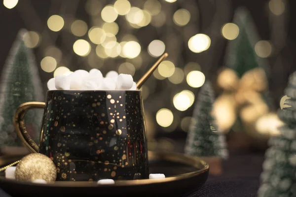 Hausgemachter Kakao aus dunkler heißer Schokolade mit Marshmallows auf schwarzem Weihnachtshintergrund mit goldenem Bokeh — Stockfoto