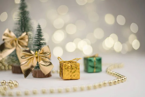 Árboles de Navidad decorativos decorados y regalos para el nuevo año en el fondo bokeh, el estado de ánimo del año nuevo 2021 — Foto de Stock