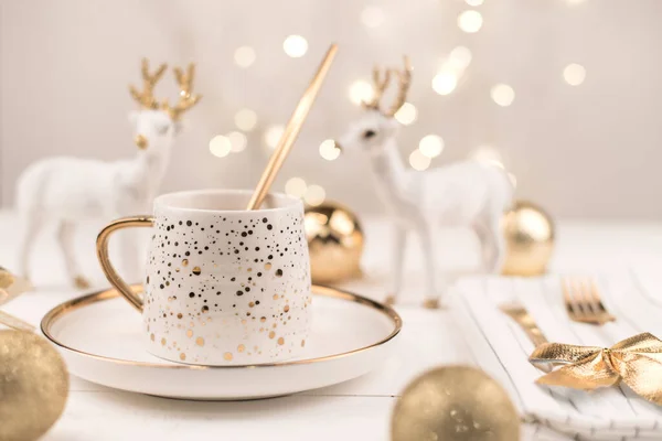 Schöne Komposition Mit Weißer Tasse Mit Goldenem Neujahrsgetränk — Stockfoto