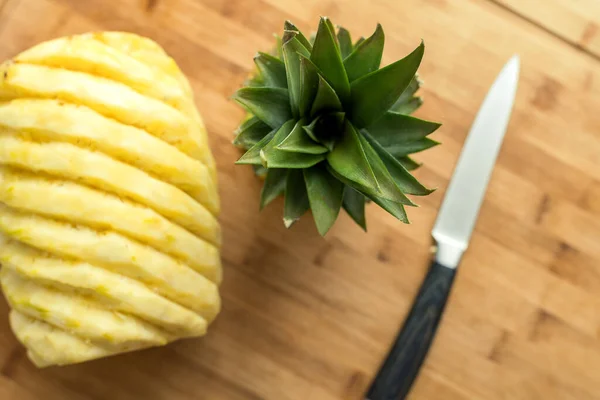 Ripe Perfectly Peeled Pineapple Wooden Background — Stock Photo, Image