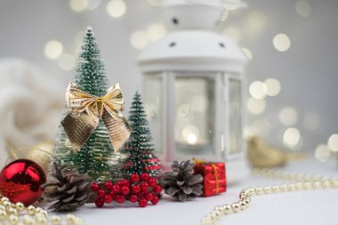 Yılbaşı hazırlıkları, süslü Noel ağaçları ve hediye kutuları. Altın Noel baloları Altın Bokeh 'in arka planında, yeni yıl havası 2021.