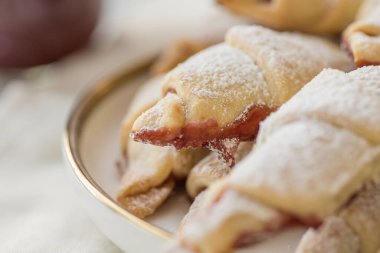 Tarif çizimlerinde kullanılmak üzere reçelli hazır kurabiye simitleri.