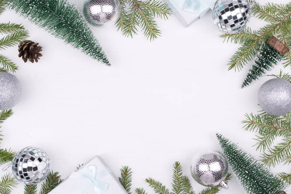 Каркас рождественских украшений на белом фоне