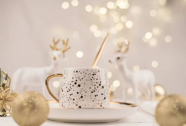 Schöne Komposition Mit Weißer Tasse Mit Goldenem Neujahrsgetränk — Stockfoto