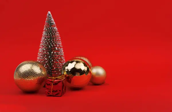 Gedecoreerde Kerstboom Geschenken Rode Achtergrond — Stockfoto