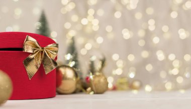 Noel arkaplanı, hediye kutusu ve arka planında altın bir fiyonk.