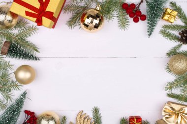 Beyaz arkaplandaki Noel süslerinin çerçevesi