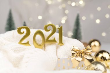 Altın Bokeh geçmişi üzerine 2021 numara. Yeni yıl havası, Noel, tebrik kartı, yeni yıl geçmişi..