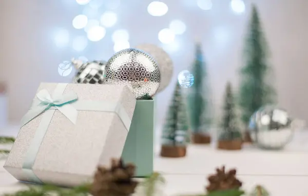 Stříbrné Vánoční Koule Dárkové Krabici Pozadí Vánočních Stromků Modrého Bokeh — Stock fotografie