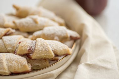 Tarif çizimlerinde kullanılmak üzere reçelli hazır kokulu kurabiyeler..