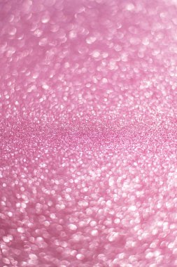 Pembe parlak bir arka planda ışıldıyor. Pembe pullar arka plan bulanıklığı