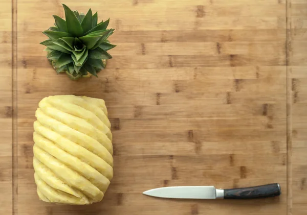 Ripe perfectly peeled pineapple, on a wooden background. — Stock Photo, Image