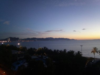 Deniz kenarında gün batımı. Vietnam, Nha Tranq şehri.