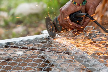 Kesme demir kafes kökenli kıvılcım.