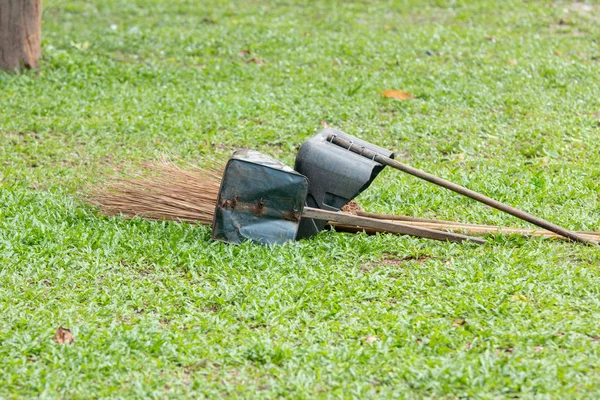Besen Aus Kokosblättern Und Kehrschaufel Auf Dem Rasenboden — Stockfoto