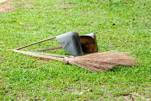 Besen Aus Kokosblättern Und Kehrschaufel Auf Dem Rasenboden — Stockfoto