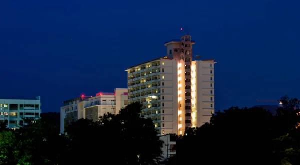 Tolles Gebäude Und Schönes Licht Der Nacht — Stockfoto