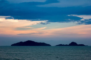 Yumuşak ve renkli gökyüzü akşam bulut